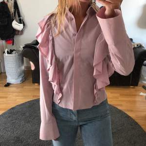 Rosa skjortblus från NA-KD x Manon Tilstra, oanvänd stl 34. Köparen står för frakten men kan också mötas upp i Kalmar :) 