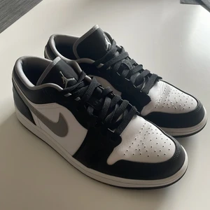 Air Jordan 1 Low Black White Grey - Säljer mina Jordan 1 Lows för att ja behöver pengarna, skorna är knappt använda men är lite cresade på framsidan av skon. Skick på skon är 8/10. Köparen står för frakt också (Inga Returer)