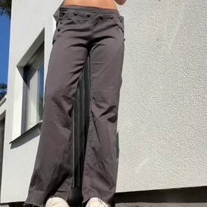 Lågmidjade kostymbyxor - Säljer mina supercoola byxor i en mörkgrå färg som är köpta i London. Eftersom de inte har skärphål har jag satt fast ett skosnöre på insidan som kan användas för att spänna i midjan vid behov. Skriv för mer info, pris kan diskuteras 💗 