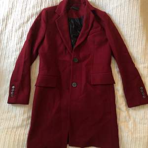 Säljer denna oanvända mörkröda kappa från Zara i stlk S. Perfekt till hösten. 