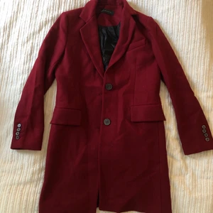 Helt oanvänd Zara kappa i mörkröd, strlk S - Säljer denna oanvända mörkröda kappa från Zara i stlk S. Perfekt till hösten. 