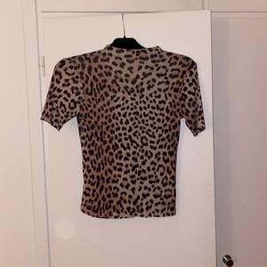 Mesh T-shirt leopard mönster i storlek S