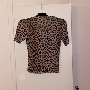 Mesh T-shirt  - Mesh T-shirt leopard mönster i storlek S