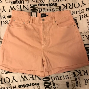 Rosa jeans Shorts  - Jeans shorts från lager 157. Aldrig använda ändast testade därför lappen sitter kvar.