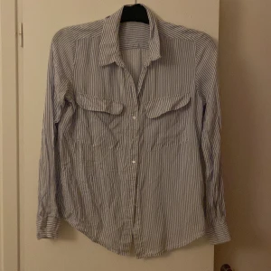 Skjorta  - Vit och blå randig skjorta i storlek S