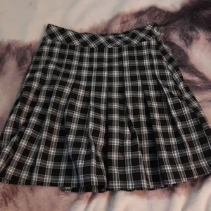 Kjol med dragkedja  - En grå kjol med dragkedja och knapp. Säljer för att jag har gått ur min gråa fas. Den är lite E-girl stil. Den är i bra skick och bara använd en gång!