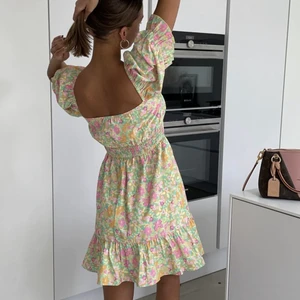 Oanvänd klänning itsmay - Oanvänd super fin klänning från itsmay. Skickade inte tillbaka i tid därför är den helt oanvänd. Kolla gärna mina andra klänningar också som jag säljer. Storlek L men mer som en M. Frakt tillkommer 