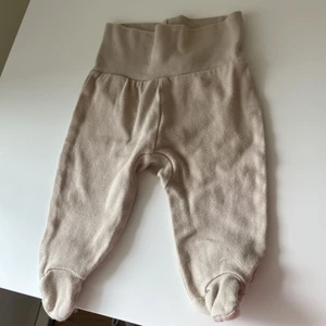 Boley baby byxor storlek 62 - Ljusbruna byxor med fötterna till, sockar behövs alltså inte till dem:) använda en del inga anmärkningar storlek 62