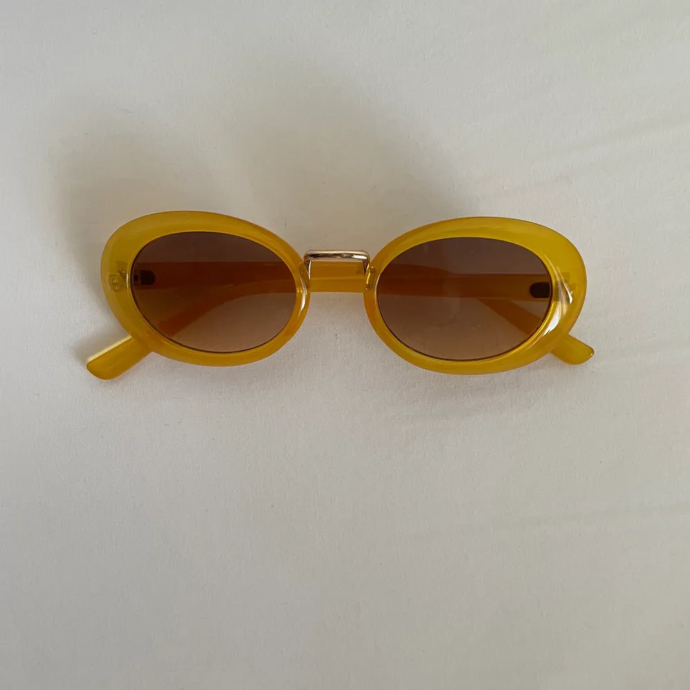 Snygga och riktigt coola solglasögon! Det är gula glasögon med ett brut glas och guldig båge. De har kvalitet som nya då jag knappt fått användning av dem💕. Accessoarer.