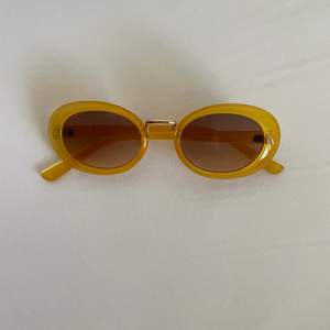 Snygga och riktigt coola solglasögon! Det är gula glasögon med ett brut glas och guldig båge. De har kvalitet som nya då jag knappt fått användning av dem💕