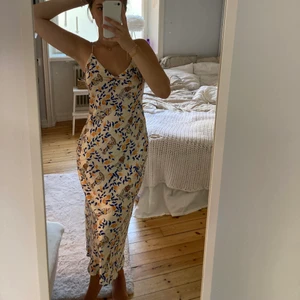 Klänning - Superfint sparsamt använd klänning från zara🧡