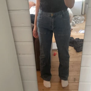 Jeans  - Gammla jeans i storlek 36, dom sitter bra i längd på mig som är 160. Typ sträck som detaljer på byxorna som man kan se på bild. Skriv pm för fler bilder osv. Köpare står för frakt❤️