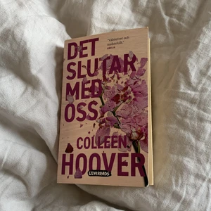 Bok ”Det slutar med oss” - Jättebra och populär bok av colleen hoover!🙌🏼 köpt för några veckor sedan och säljer för att jag har läst ut den💕💕