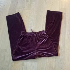Jag säljer dessa fina byxor i sammet tyg, färg: lila, storlek: ca 158 