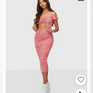NELLY - OFF SHOULDER PRINTER SET - Säljer det här super fina settet från Nelly Trend som har kommit till användning endast 2 ggr. Köpt för 399 kr. Hör av er för bild på hur plagget sitter på. Frakten ingår ej i priset. 