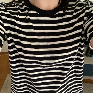 Randig tshirt - Från Hm, storlek M, bomull,jag är 170 för referens. Andra bilden är inte jag. Helt ny. 