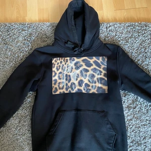 The cool elephant hoodie - Oanvänd hoodie köpt för någon sommar sedan i strl M men passar S lika bra💗 bra och tjock kvalite helt som ny, spårbar frakt tillkommer! 💖