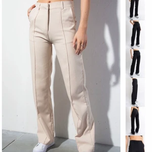 Raka kostymbyxor madlady  - Jag säljer mina två kostymbyxor i svart och ljus beige från madlady. Knappast använda och säljer på grund av att de inte kommer till användning. Passar mig som är 175cm Köp för 350kr/st eller 600kr för båda!❤️