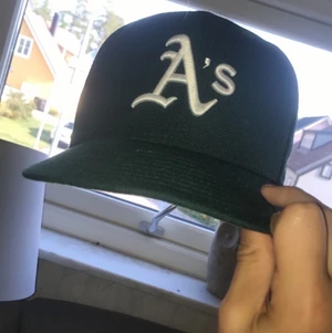 New era keps från hatstore  - Kepsen är storlek 7 55,8cm en liten fläck under ramen och nypris 600