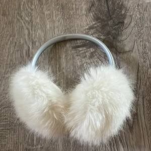 Fina Fluffuga öronmuffar👍😋😍 - Väldigt fina fluffuga öronmuffar,bra skick och rena💗 Finns ett litet hål på ett ställe som man ser på tredje bilden men annars bra skick 👍