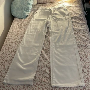 Vita jeans i storlek S, baggy - Helt nya, testats 1 gång och var för stora tyvärr. 100 kr + frakt. 