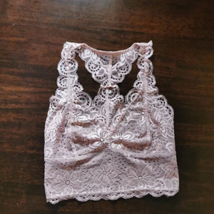 Crop top,  spets - Säljer en croppad spetstopp i ljusrosa färg,  brottarygg 😊 väldigt fin, nästintill oanvänd topp.  Köparen står för frakt men kan annars mötas upp kring Solna eller Stockholm 🎉