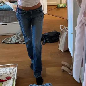 Riktigt snygga acne jeans som är avslås vilket är så snyggt ( jag är 171 ) brukar normalt ha 36 i jeans å dom här sitter oversized!!! Dom är också lågmidjade vilket är så snyggt🫶🫶