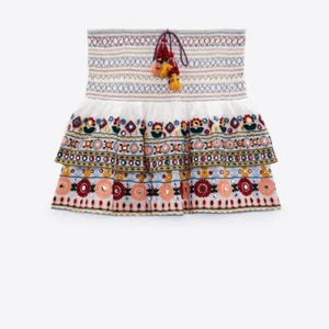 Zara kjol - (LÄGGER UT IGEN PGA OSERIÖS KÖPARE) Säljer denna populära zara kjolen då den inte kommer till användning. Endast använd en gång. En av de där bollarna har gått av när jag köpte den men har knutit fast den och den ser likadan ut! Nypris 399kr💘