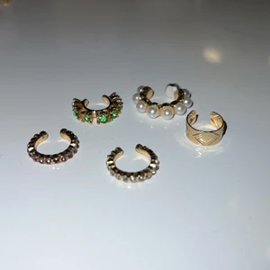 Earcuffs  - 5st Earcuffs i guld. 2st med färgglada pärlor. Aldrig använda. Alla för 15kr, Frakt 13kr😊 