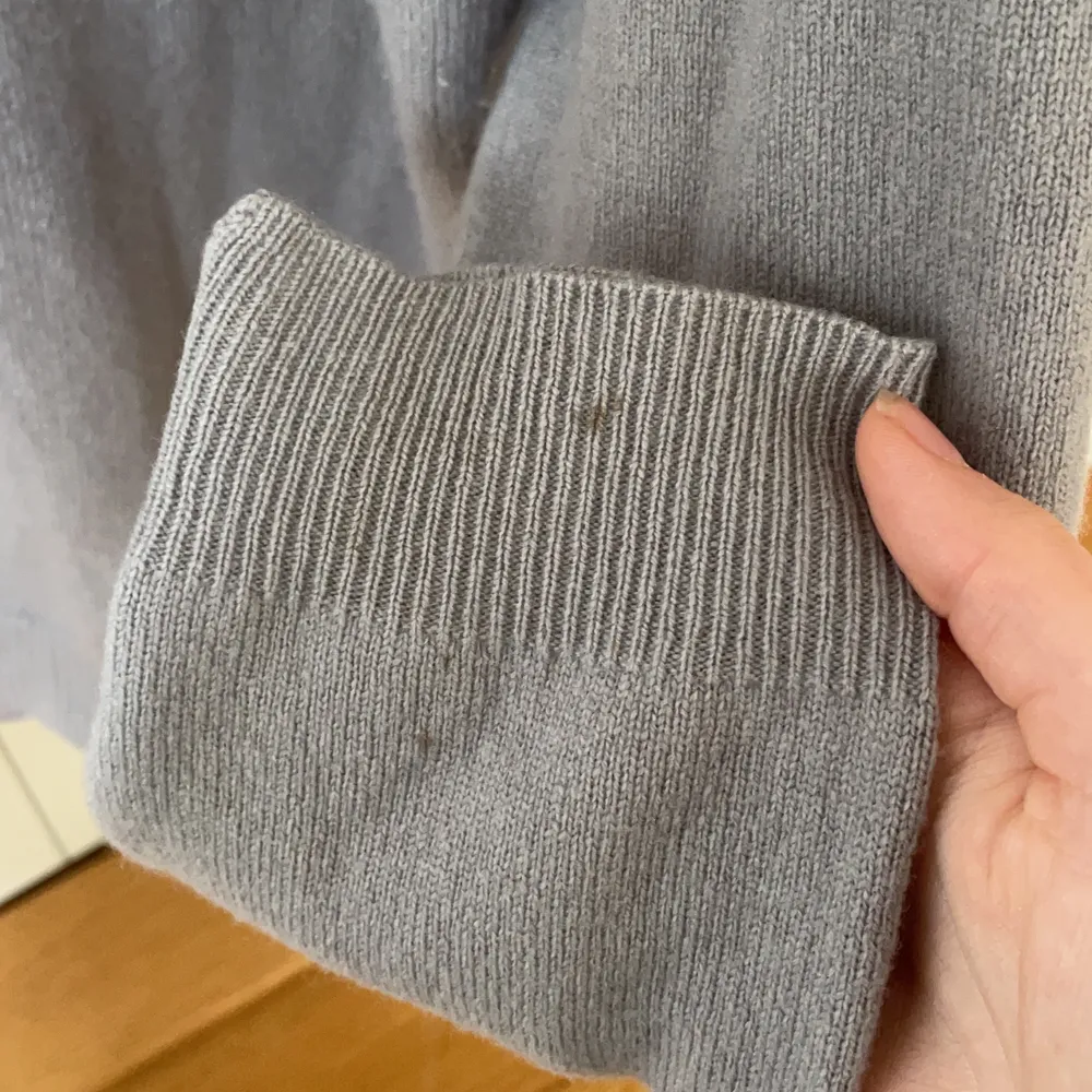 Superhärlig Kashmir tröja från J.Lindeberg! Finns en liten fläck vid ena armen, dock bör det gå bort i tvätten. Produktbilden visar hur den sitter på☺️. Stickat.