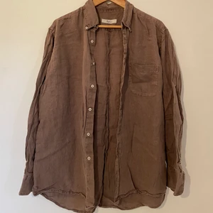 Linne skjorta - Skitsnygg brun linneskjorta!🤎Jätteskön att ha på sommaren och bara dra över sig. Plus skit snygg detalj på ryggen där tyget är ihopsytt!! Tyvärr en skavank (se andra bilden) men inget som syns mycket. Storlek S-M (frakt ingår)