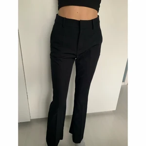 Svarta Kostymbyxor - Kostymbyxor från Bikbok. De är insydda nån cm vid låren, det går att sprätta upp om man ej vill ha kvar de💞Innerbenslängd: 79 cm