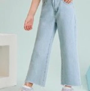 Ljusblå korta jeans - Jag säljer nu de här jeansen. Jag är 1,60 m lång och de sitter väldigt tajt och är väldigt korta för mig. De är från Shein i strl 10y/140!💕