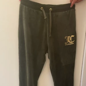 Juicy couture  - Juicy byxor aldrig använda testat en gång då dom var lite försmå mer bilder i dm och frågor❤️ Köpta för 500 och nu säljer jag dom för 400 kr