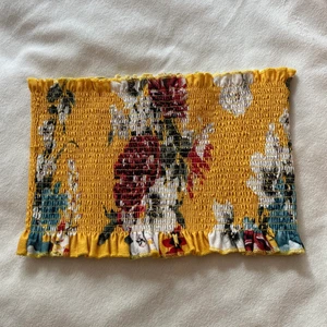 Gullig bandeau top - En väldigt gullig top från Gina Tricot. Ett snöre på toppen håller på att gå upp, men jag har haft den några gånger efter det och de har inte blivit värre.  Köparen betalar för frakten.