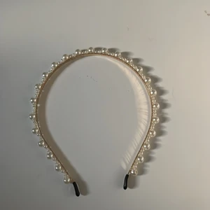 Vitt pärl diadem - Super fint diadem som aldrig är använt.  Köparen står för frakten!