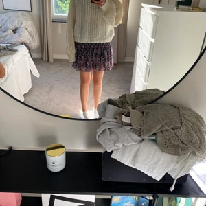 Kjol - FÖRSR TILL KVARN! Super fin lila blommig kjol som är storleken L men är super liten i storleken💕 under kjolen är sitter det ett par shorts💕