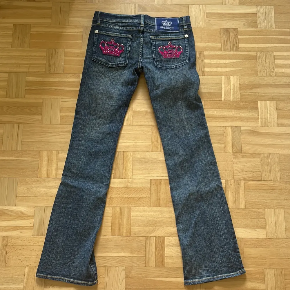 Jättesnygga low rise jeans från Victoria Beckham x Rebel Republic i väldigt bra skick. Storlek 27 och säljer endast pga lite stora och några centimeter långa på mig som är 164. Buden är bindande.. Jeans & Byxor.