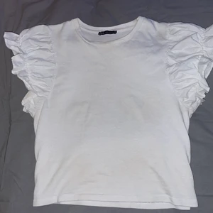 Zara top I storlek S - Vit trending topp från Zara i storlek s men mer som en M. Skriv till mig för bilder! Säljer pga att den inte kommer till användning längre. 