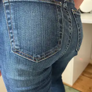 Knappt använda jeans från hilfiger, nypris 1200kr. Lågmidjade i storlek 25/28, sitter ganska tajt