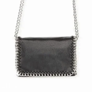 Tiamo väska - hej, säljer denna populära väska för 250kr+frakt❤️❤️jätte bra skick och inte använd alls mycket, bilder kan fås