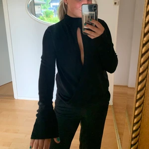 Svart topp - Tröja från Bikbok som går att ha till vardags men även fest. Öppen över bysten, man kan sätta säkerhetsnål ifall man inte vill att den ska vara för djup! (Bild 2) 😊🌺