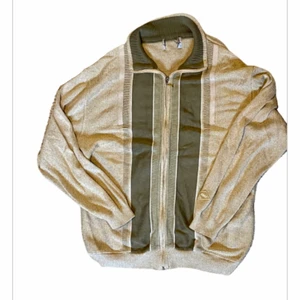 Tröja - Vintage tröja som har lite större passform vid armarna, passar mig som är 180, passar bäst på 175 cm lång. Under 175 blir den overzised