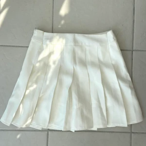 Fin ”skolkjol” med inbyggda shorts  - Riktigt fin kjol med shorts inuti 🖤