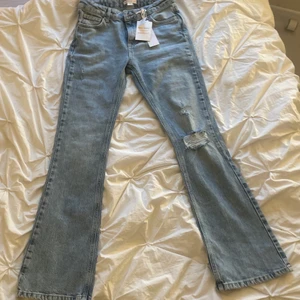 Jeans - Gina Young jeans. Aldrig använda bara testa då dom var försmå för mig❤️ Om ni har någora fråga dm mig🫶🏻 Då dom kostar 400 men säljs för 300 kr