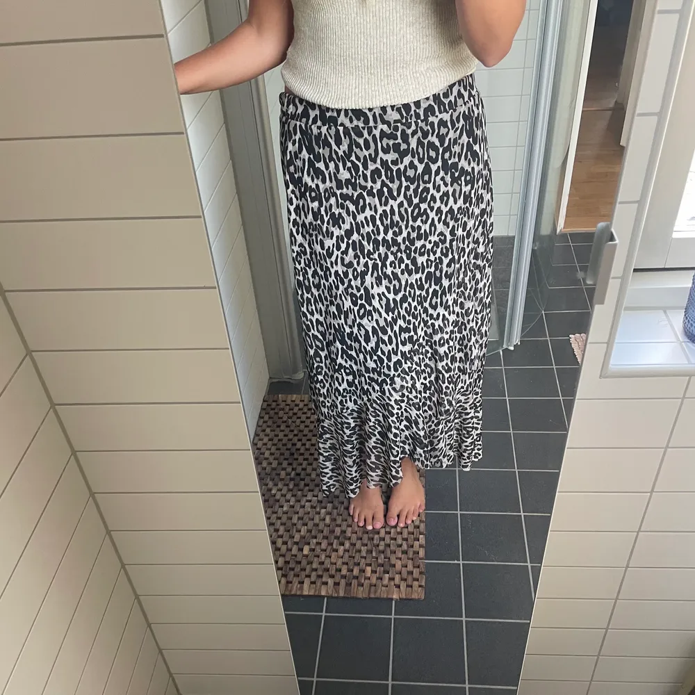 En kjol från Lindex med leopard mönster i storlek S🐯. Kjolar.