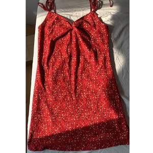 Röd klänning köpt på Vero Moda, märket noisy may i strl L i fint skick. Jättegullig och smickrande detalj vid brösten, även justerbara band som du knyter själv.  Frakt 45kr ☺️