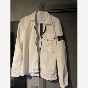 Stone island overshirt  - (Helt Ny) Stone island Overshirt Kvitto o tags allting finns Köpt för 3100 Kan lätt gå ner i pris vid snabbaffär (Äkta självklart) Passar dig som är 180