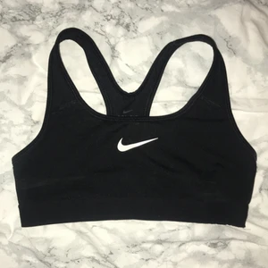 Nike sport-bh  - En sporttopp från nike i jättebra skick, säljer för att den inte passar längre💕