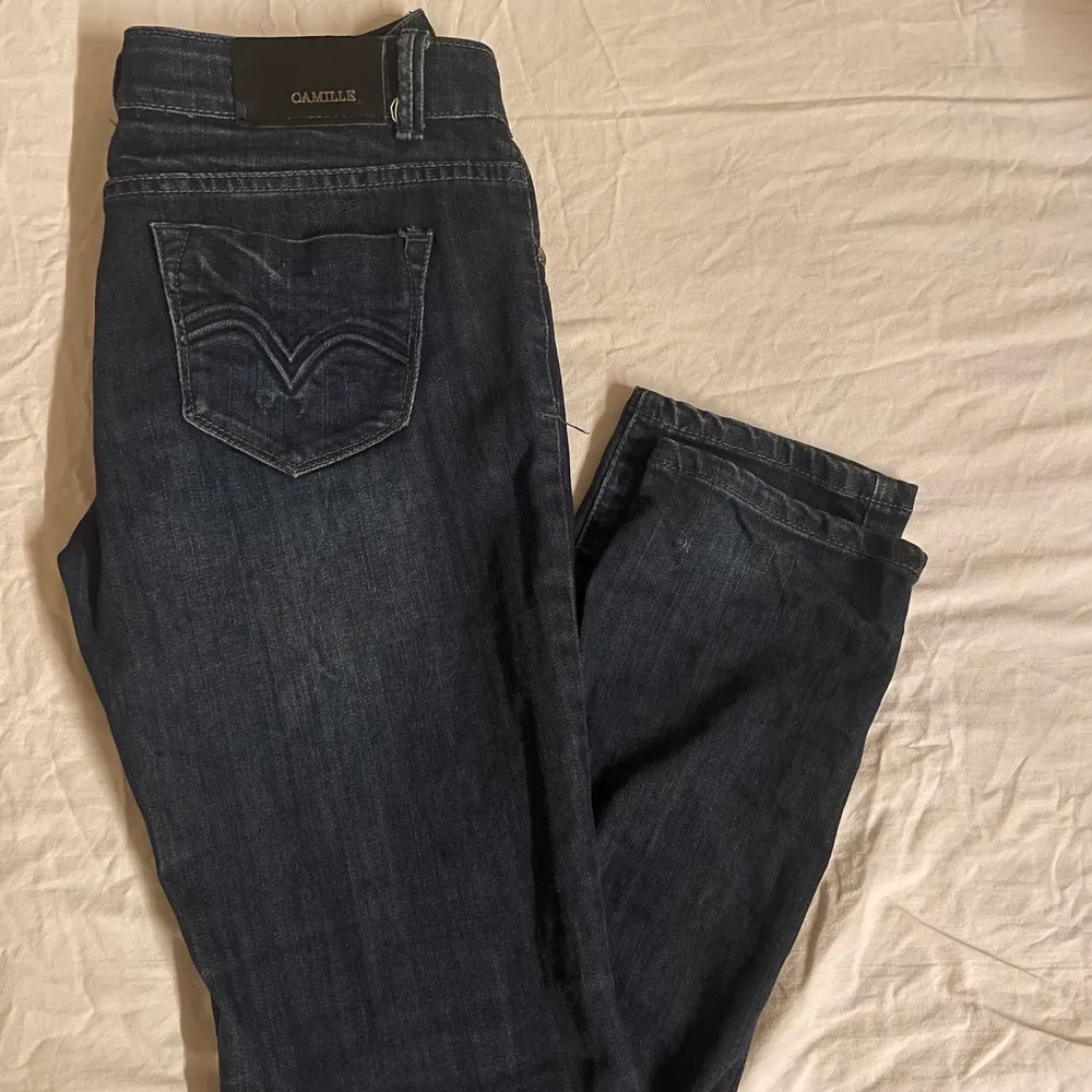 Hejj!! Säljer dessa superfina jeans från camille. Storlek M men bär själv oftast S💕 Innerbenslängd 77 och midjemått 34:)). Jeans & Byxor.